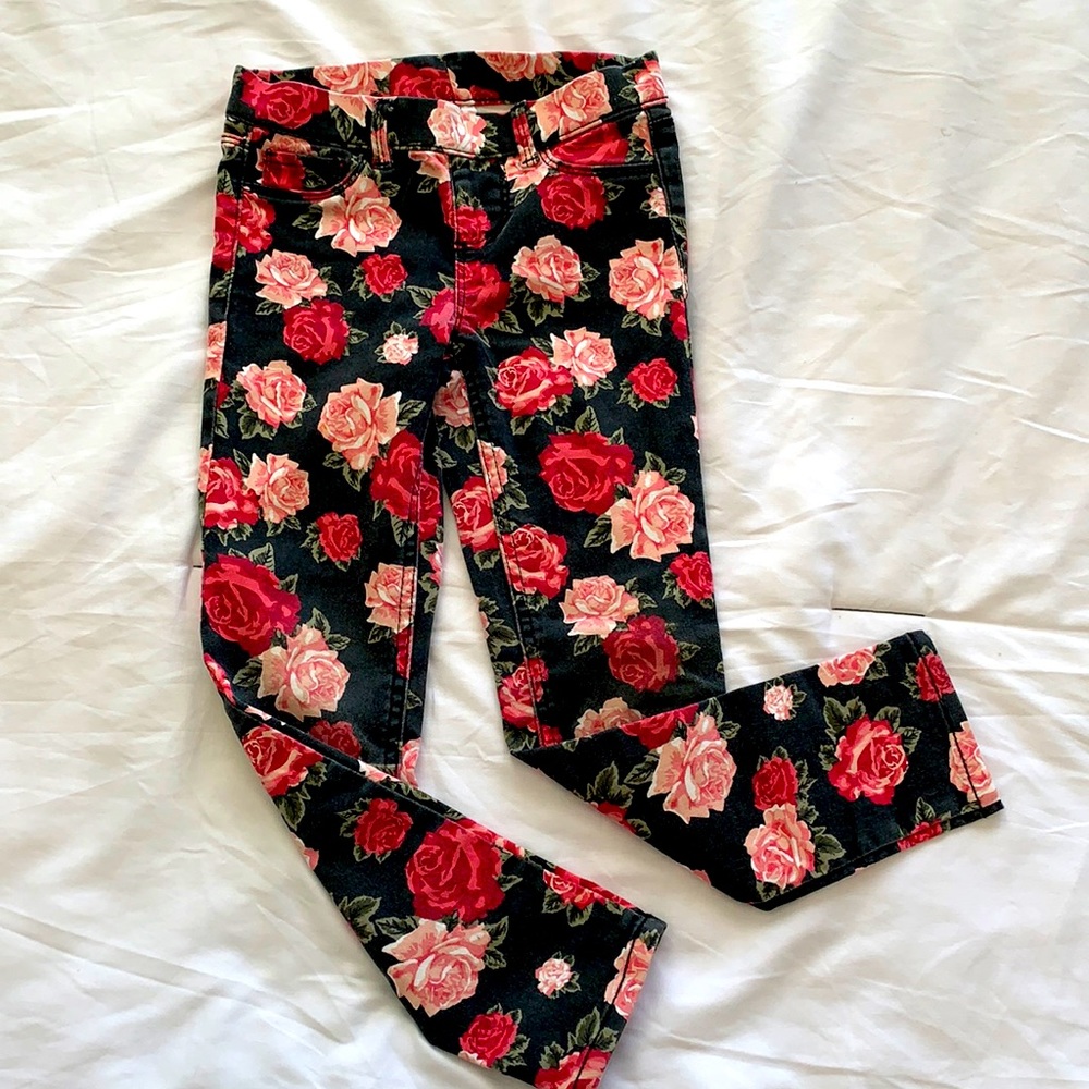 💰3/$40 Girls black floral jeans